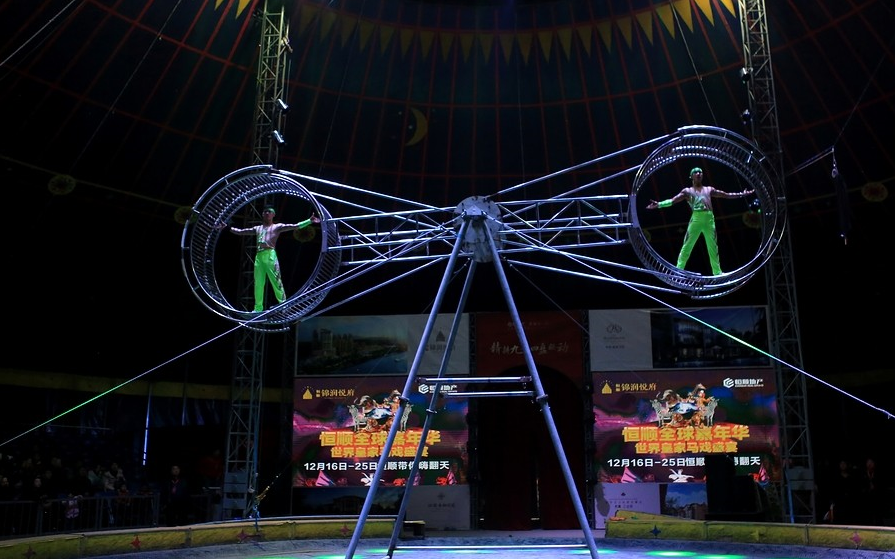 kaiyun app download-马戏团运动表演融合，演绎空中飞人的精彩