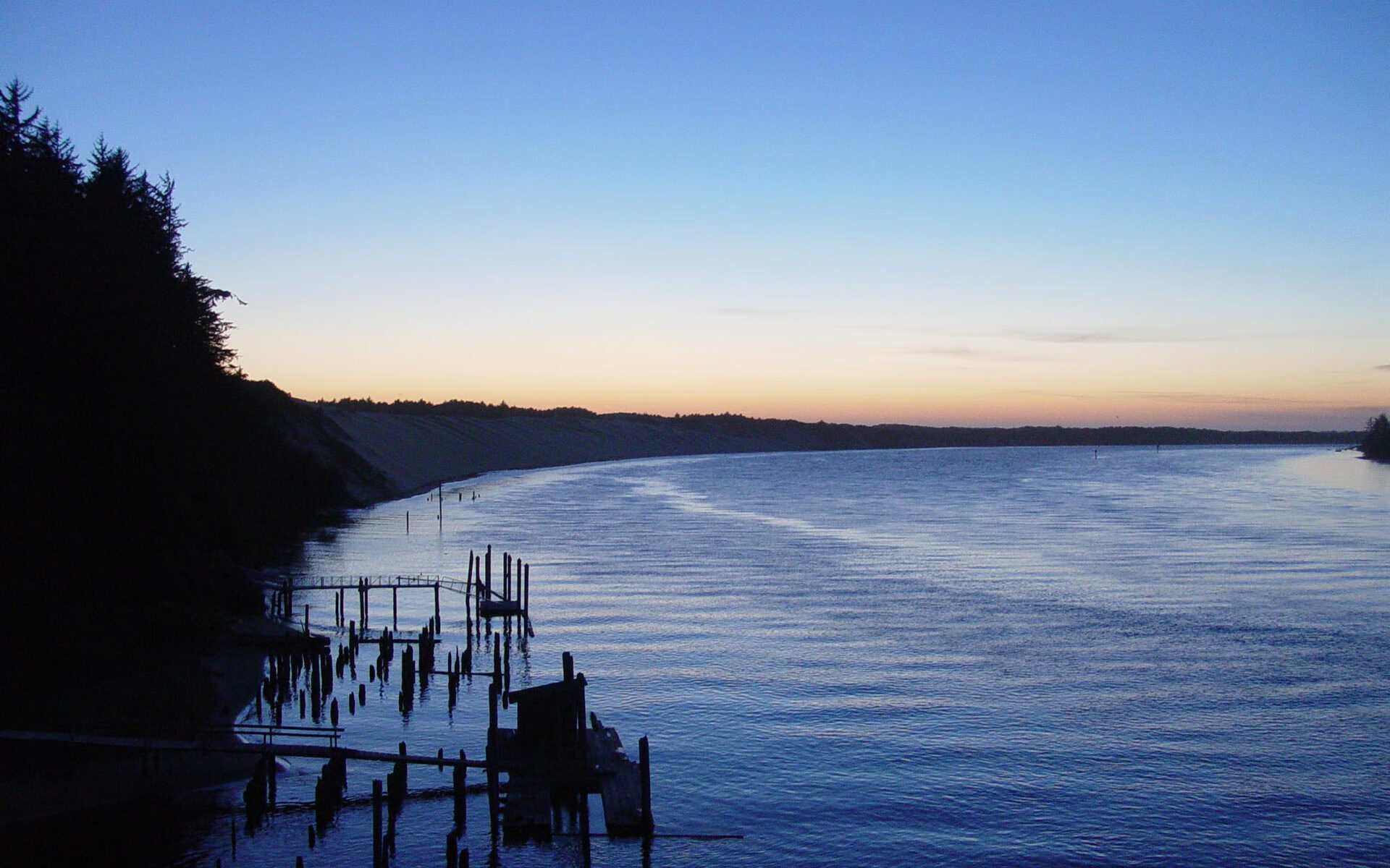 开云体育官网-外援在比赛中展现领导力帮助队友协调站位与防线沟通，球队外援